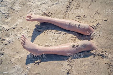 레그스 있는 남자아이 모래 해변 중 모래에 대한 스톡 사진 및 기타 이미지 모래 묻힌 아이 Istock