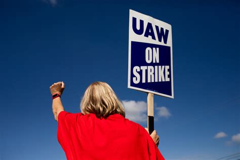 Democrats Head To The Picket Line As Uaw Strike Gets Underway