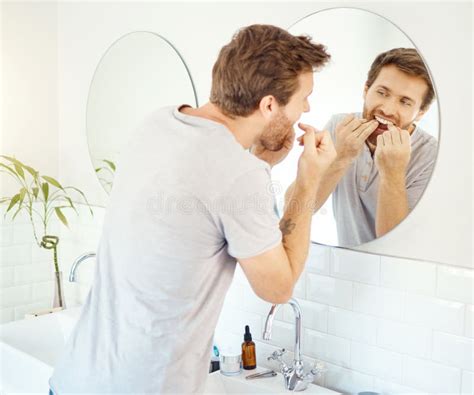 Um Homem Bonito Pisando Os Dentes No Banheiro Em Casa Macho Caucasiano