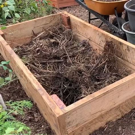 How can i landscape my garden cheaply? How to fill a raised bed for under $10 - Modern Design 5 in 2020 | Raised garden beds diy, Cheap ...