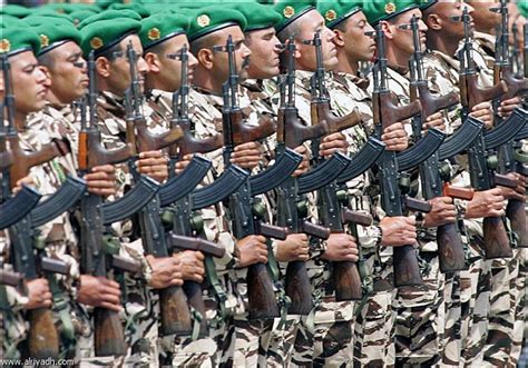 الحرس الملكي هي قوة تابعة للقوات المسلحة المغربية هي الجهة التي تقوم بتأمين الحماية. جريدة الرياض | مصرع 16 عنصرا من الحرس الملكي المغربي بحادث سير