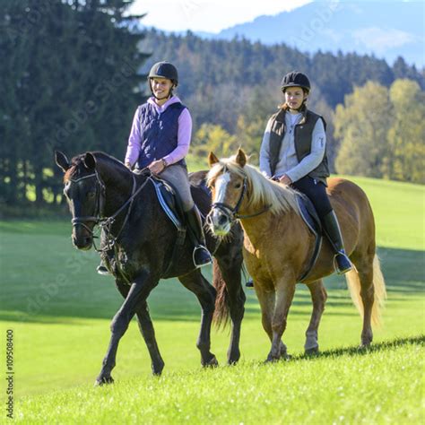 Zwei Reiterinnen Auf Ihren Pferden Stock Foto Adobe Stock