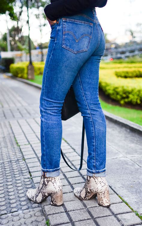 4 Key Accessories To Dress Up Your Jeans The Mom Edit Levi Jeans Women Sexy Jeans Girl