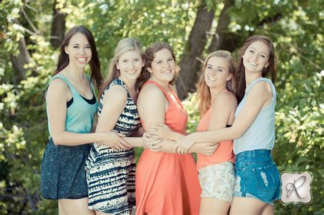 Cute Senior Pictures With Friends Hugging Senior Picture Adorable