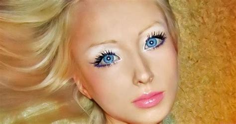 Sabahan Info Perempuan Plastik Serupa Patung Barbie