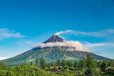 Premium Photo Mayon Volcano In Legazpi Philippine