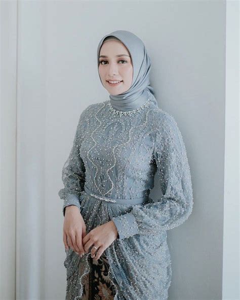 Inspirasi Kebaya Lamaran Dengan Model Drepery Dibagian Bawah Model