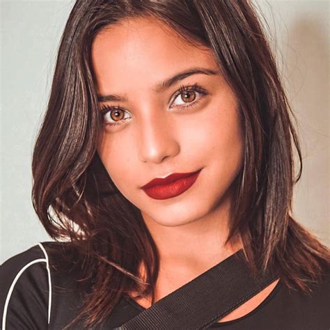 Et spoke with emilia mernes backstage at the latin amas which aired thursday on telemundo. Emilia Mernes lanzó «Recalienta» | Paralelo32.com.ar