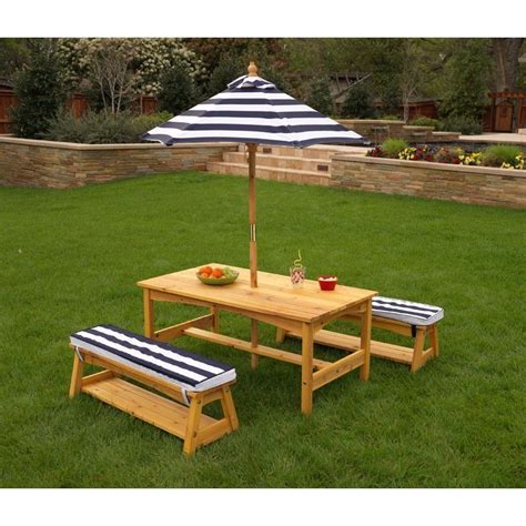 L'accessoire pratique du linge de table : Conjunto de jardín formado por mesa, bancos y sombrilla de ...