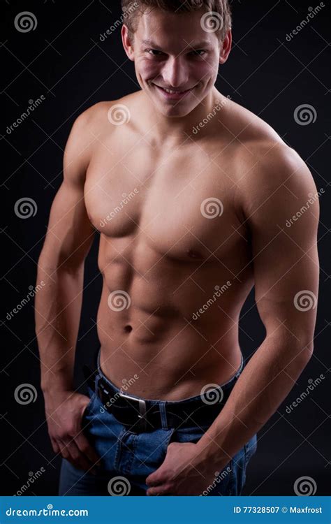Muscle Il Giovane Nudo Sexy Che Posa In Jeans Immagine Stock Immagine