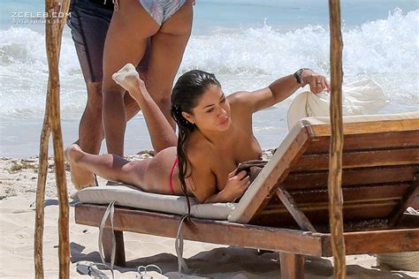 Голая грудь Арианни Селесте на пляже в Мексике 2017 ZCELEB