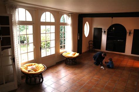 20 idées pour une salle de bain thème nature : idee deco salon avec carrelage marron - Idée de déco