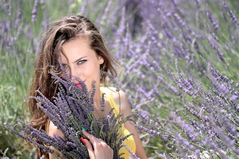 무료 이미지 자연 사람 식물 소녀 여자 머리 목초지 모델 봄 유행 레이디 플로라 라벤더 꽃들 눈