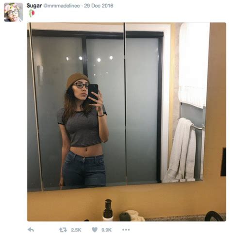 People Are Freaking Out Over This Girls Mirror Selfie Do You See Why Photo Daily Headlines