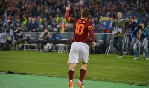 Francesco totti ha cominciato così a trigoria il corso per allenatore di base uefa b. Roma calcio, la lettera d'amore di Totti: "E' sempre stato ...