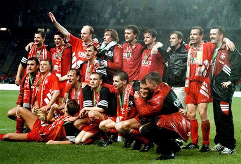 Alle infos zum verein 1. 25. Mai 1996 - FCK reckt den Pokal in die Höhe - FCK DE