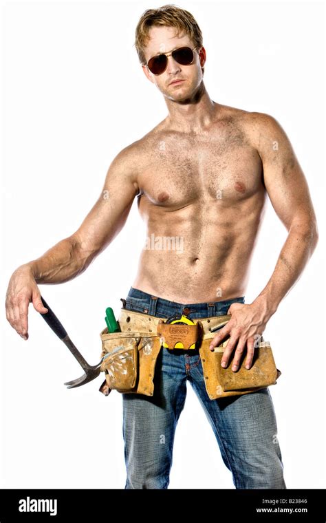 Sexy Kaukasischen Handwerker Posiert Mit Seinem Werkzeuggürtel Trägt