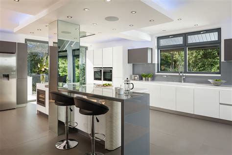 A Highly Contemporary Crisp Handleless Gloss Lacquered White Kitchen