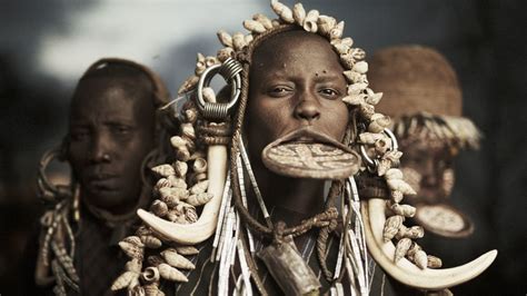 Twarzą w twarze Pełne emocji i nastroju portrety plemion Afryki i Azji GALERIA National
