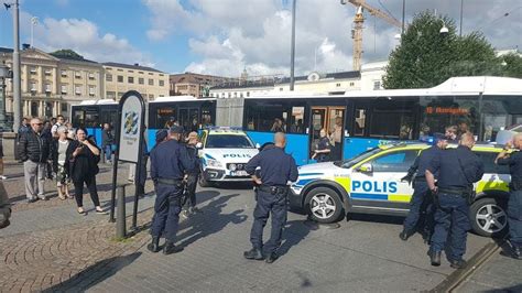 Mannen är nu anhållen för olaga hot och vapenbrott. Finne häktad för fredagens knivdåd i Göteborg - Nyheter Idag