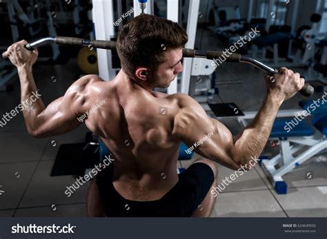 Fitness Man Naked Torso Trains On Foto De Stock 624649550 Shutterstock