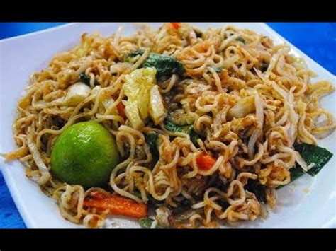 Masukkan mi maggi dan gaul rata. Resipi MAGGI Goreng Mamak |Malaysian Street Food | Fried ...