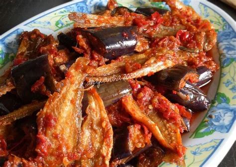 Masukkan ikan asin yang sudah disuwir dan saus, campur dengan bumbu. Sambal Ikan Asin Campur Terong / Resep Sambal Jengkol ...