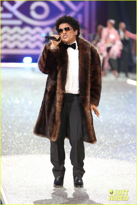 Video Watch Bruno Mars Two Performances At The Victorias Secret Fashion Show Photo 3822517