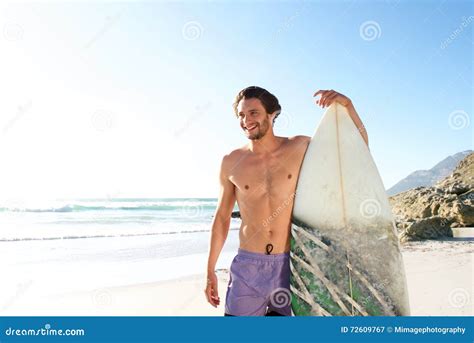 Surfista Maschio Felice Che Sta Con Il Suo Bordo Alla Spiaggia Immagine Stock Immagine Di