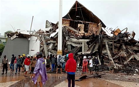 Gempabumi terkini (m ≥ 5.0). UPDATE: 34 Orang Meninggal Dunia Akibat Gempa Bumi di Sulawesi Barat - Nasional - AnalisaDaily.com