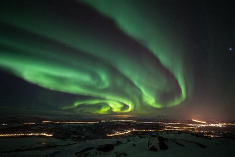 Giveaway: 4 nights at the Aurora Borealis Observatory - AURORA live