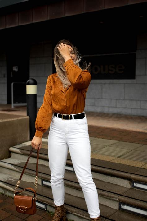 How To Style White Jeans In Autumn