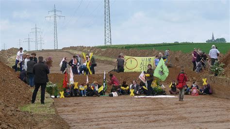 Aktivisten Blockieren Stra Enbaustelle Am Tagebau Garzweiler Aachener