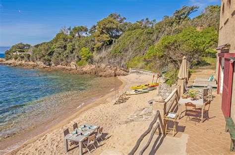 Résumé dans ville cruelle : Corse, Porticcio, location villa pieds dans l'eau avec vue mer