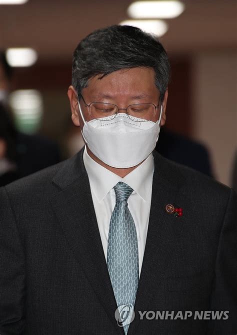 이용구 법무부 차관 윤석열 총장 소송 징계받은 사람의 권리라고 생각 ytn. 국무회의 참석하는 이용구 차관 | 연합뉴스