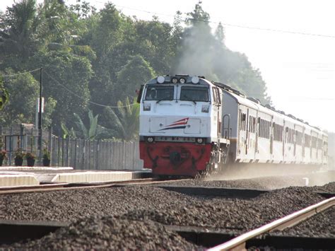 Kereta Api Indonesia Rangkaian KA Argo Wilis Kembali Melintas Di Stasiun Patukan Yogyakarta