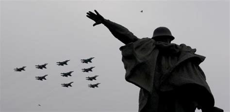 Sepanjang sejarahnya, moskow beberapa kali menjadi ibu kota, mengalami banyak peristiwa yang secara radikal mengubah hidupnya. Parade Udara di Lapangan Merah Moskow Menandai Hari ...