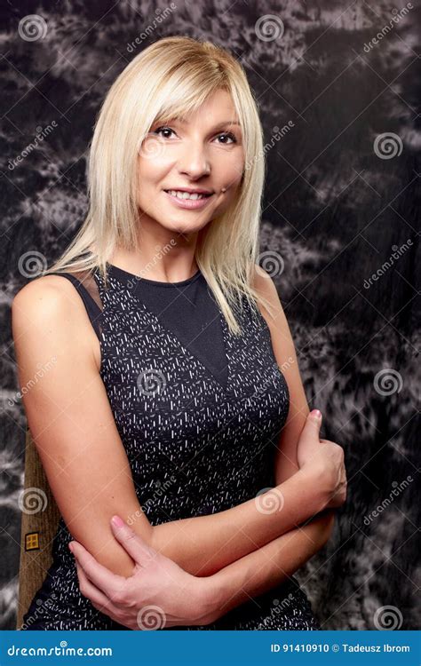 mogen blond kvinna slavic arkivfoto bild av attraktiv gladlynt 91410910