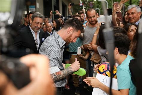 Antonella Roccuzzo Y Sofía Balbi Las Mujeres De Lionel Messi Y Luis