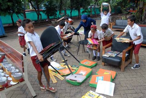 Kegiatan ini tidak hanya dilingkungan rumah, melainkan juga dilakukan di sekolah. Siswa SD Gotong Royong Bersihkan Ruang Belajar yang ...