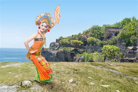 Mujer Asiática Bailando La Danza Tradicional Balinesa Danza Kembang Girang En El Acantilado