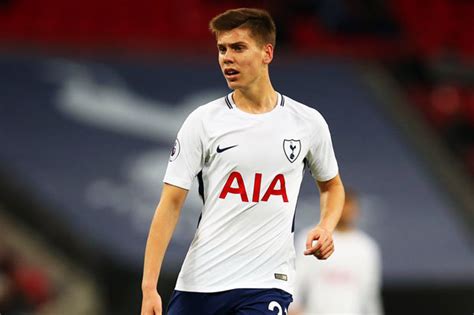 Holding on to the ball. Tottenham News: Mauricio Pochettino challenges Juan Foyth to prove he can cope | Daily Star