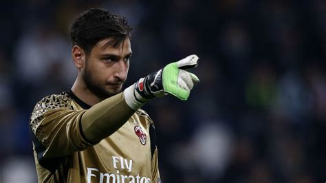 Supporters of the italian club, angry at their keeper's decision to turn down a new contract with the club, threw fake cash at the player. AC Milan fans' message for Donnarumma: Piece of s**t, our patience with you is over | MARCA in ...