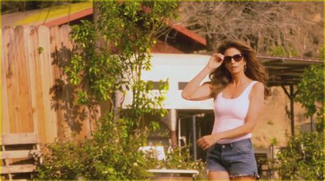 Photo Cindy Crawford Recreates Pepsi Commercial With James Corden 07