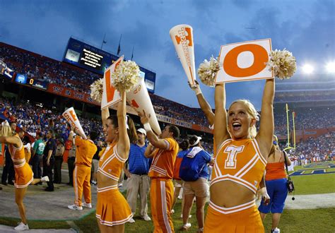College Football World Reacts To Tennessee Cheerleader Video The Spun