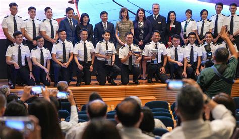 Hong Kongs Cathay Pacific Pledges To Hire More Than 800 Cadet Pilots