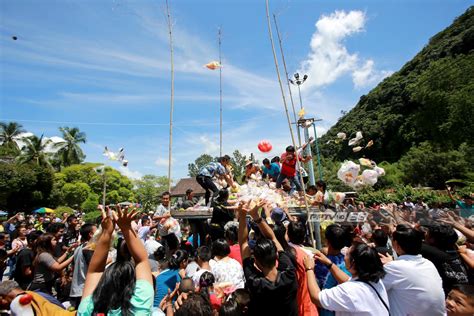 สงขลา โควิดส่งผลกระทบ บรรยากาศวันสารทเดือนสิบเดือนสิบ เงียบเหงา ประชาชนออกมาจับจ่าย ขายของ. แต่งกายเลียนแบบ "เปรต" รับวันสารทเดือนสิบ : PPTVHD36