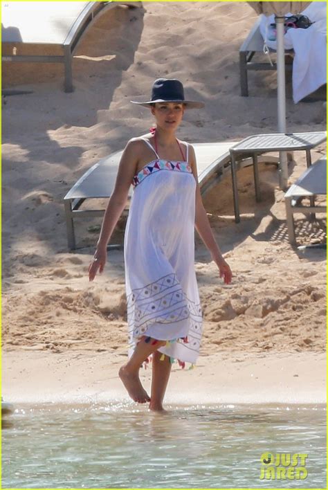 Jessica Alba Shows Off Her Paddle Boarding Skills During Hawaii Vacation Photo