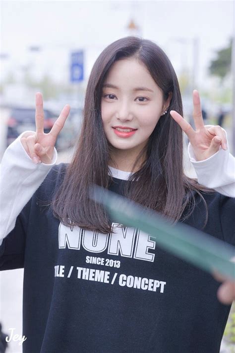 Momoland Yeonwoo Penari