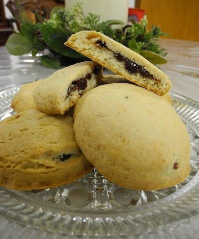 Perfect to enjoy as a snack, breakfast, or dessert. Susie's Raisin-Filled Cookies Recipe (La Cucina Grandinetti) | Raisin filled cookies